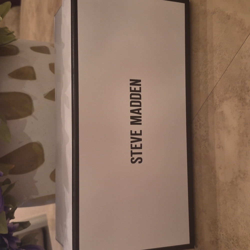 Steve Madden Black and White Box